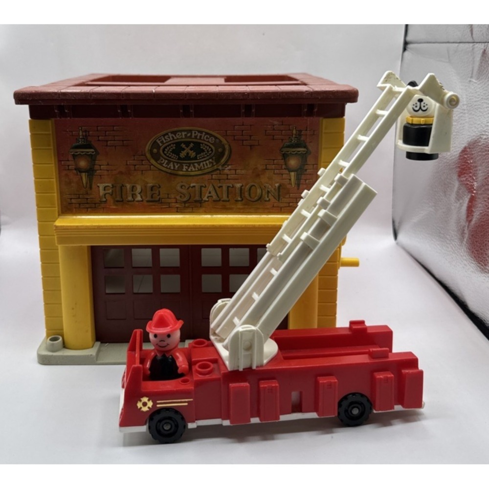 Vintage Fisher Price Play Family Fire Station playset #928 1980 Little People